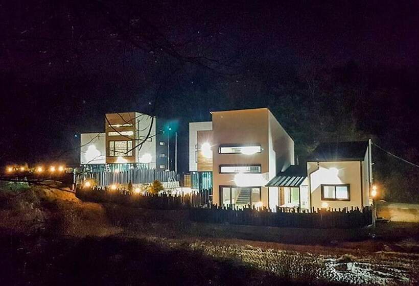 펜션 Cheongju Cheongnamdae Pool Villa