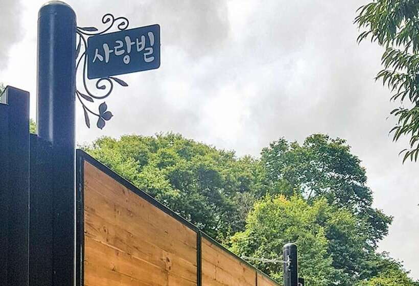 펜션 Cheongju Cheongnamdae Pool Villa