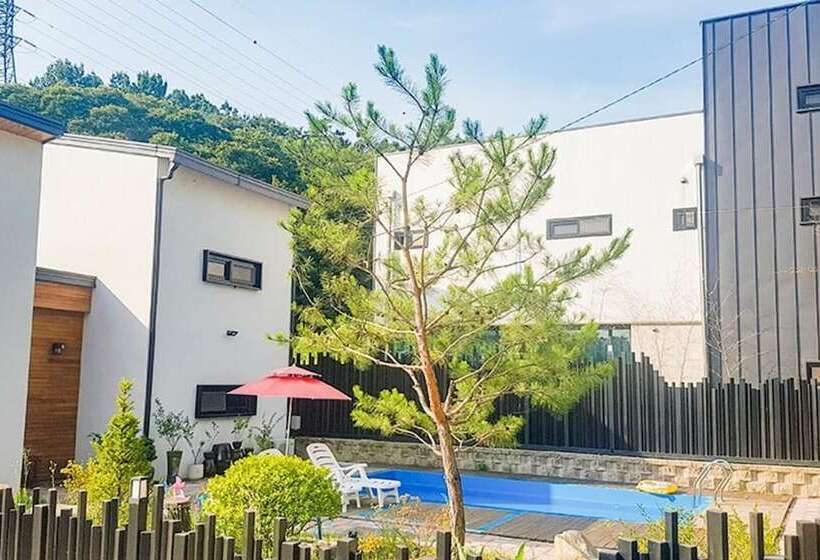 펜션 Cheongju Cheongnamdae Pool Villa