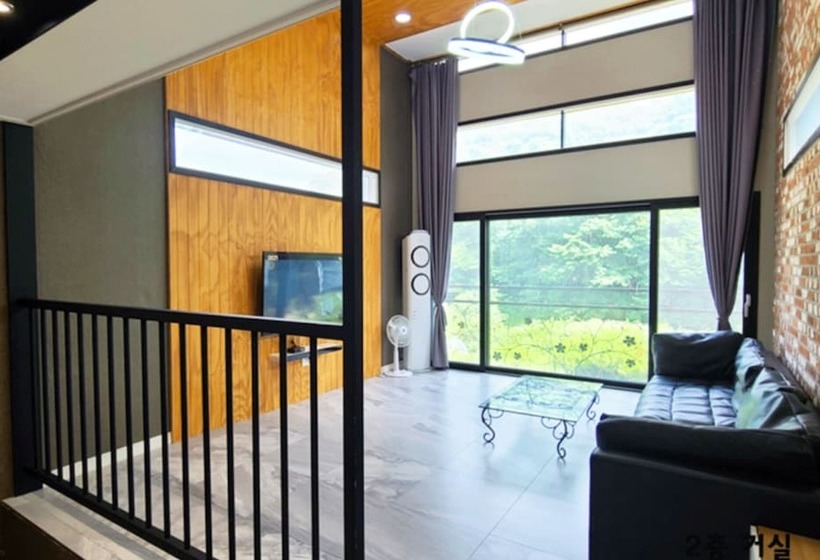 펜션 Cheongju Cheongnamdae Pool Villa