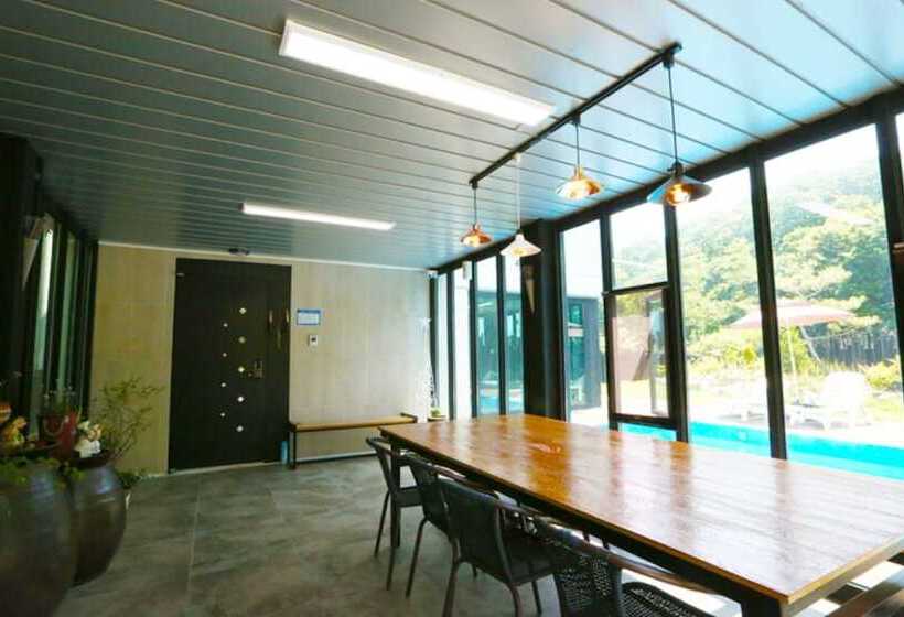 펜션 Cheongju Cheongnamdae Pool Villa