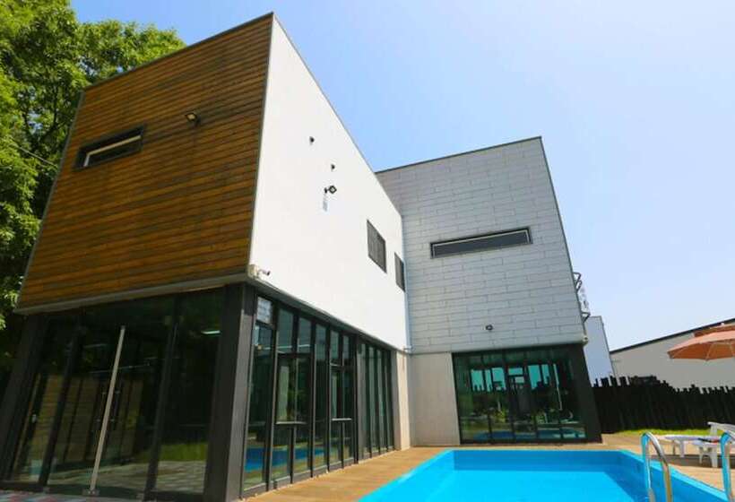 Pension Cheongju Cheongnamdae Pool Villa