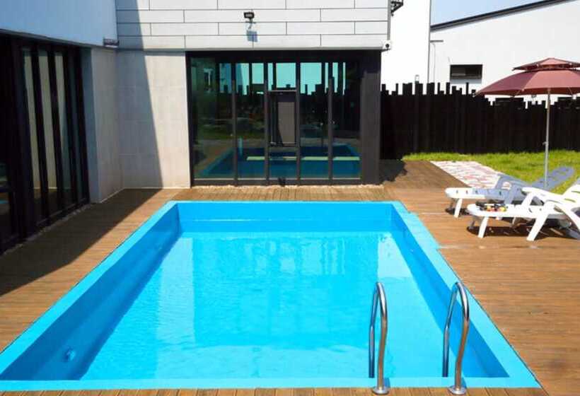 펜션 Cheongju Cheongnamdae Pool Villa