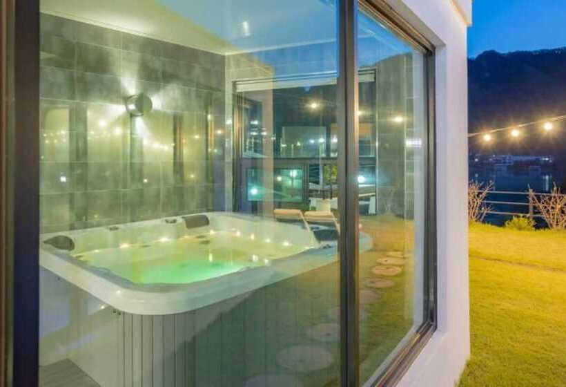 פנסיון Gapyeong High Palace Pool Villa