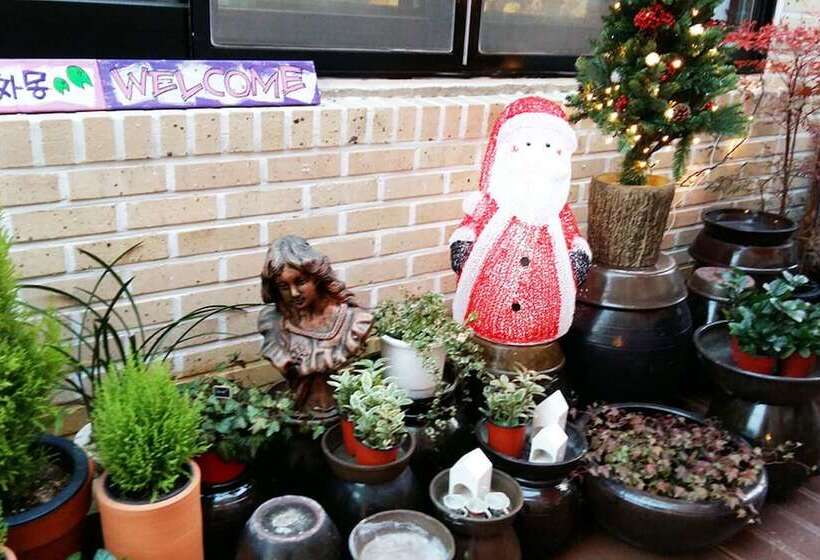 Pensionat Jeonju Poet & Zzamong Guesthouse