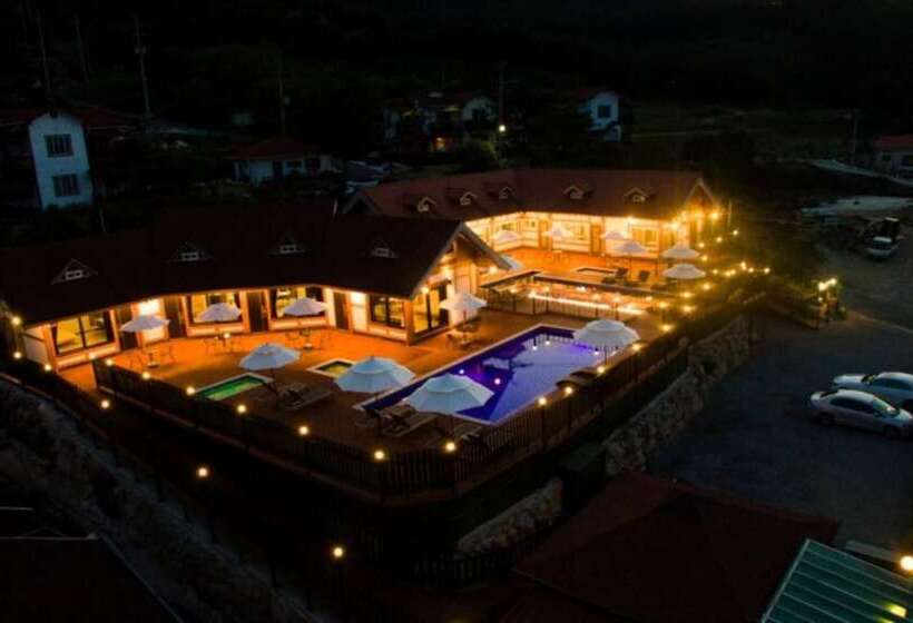 Пансион Sancheong Damga Pool Villa