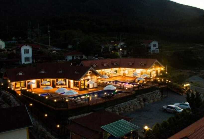 Пансион Sancheong Damga Pool Villa