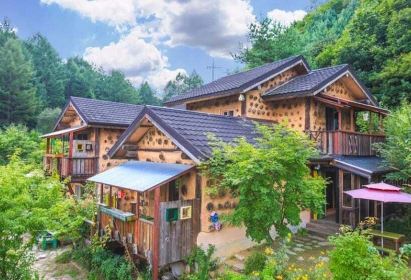 Pyeongchang Dolbaenamu Segeuru Pension