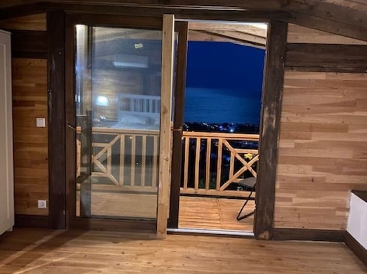 住所  Cedar 1 Bed House With Stunning Views