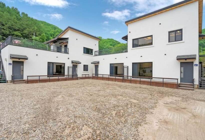 Yangpyeong Chorokbam Pool Villa Pension