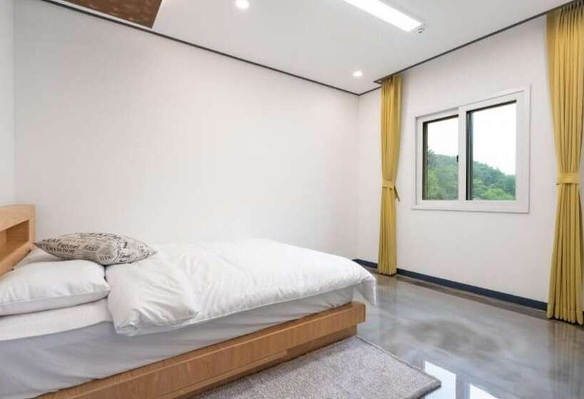 Yangpyeong Chorokbam Pool Villa Pension