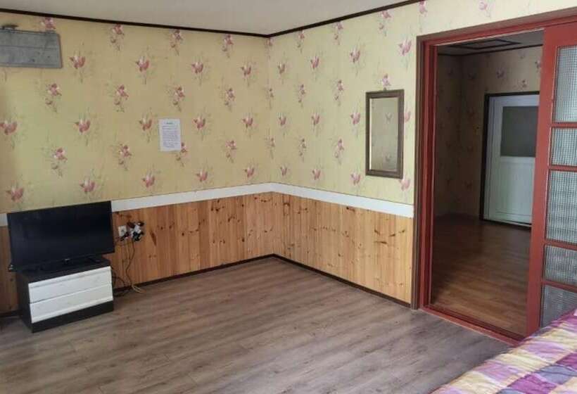 Yeongwol Donggang Close Pension