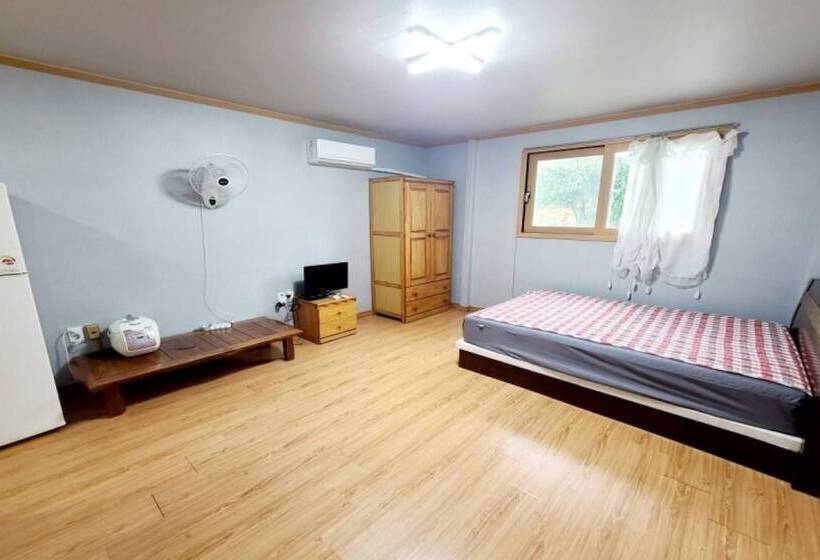 Gapyeong Chorok Jeongwon Gyegok Dokchae Pension