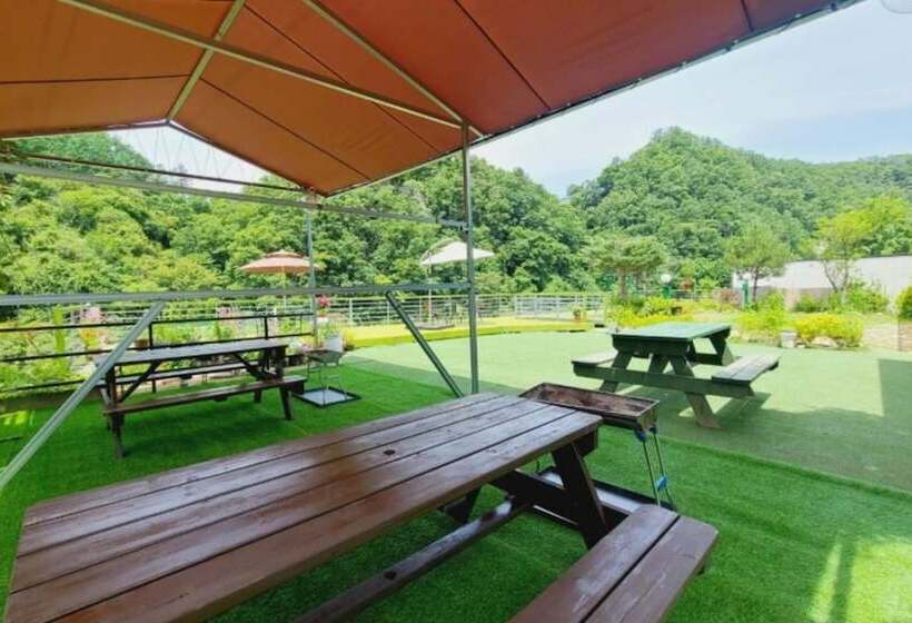 Gapyeong Chorok Jeongwon Gyegok Dokchae Pension