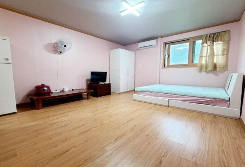 Gapyeong Chorok Jeongwon Gyegok Dokchae Pension
