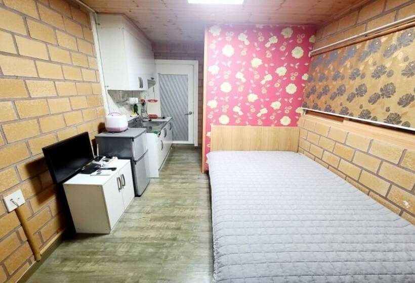 Gapyeong Chorok Jeongwon Gyegok Dokchae Pension