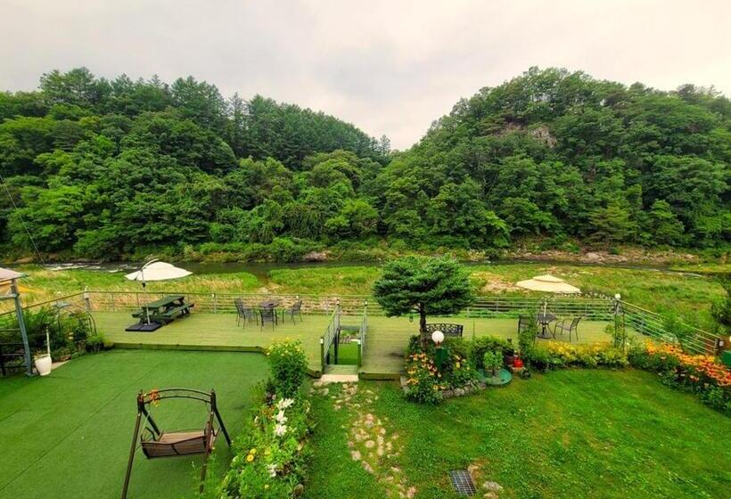 Gapyeong Chorok Jeongwon Gyegok Dokchae Pension
