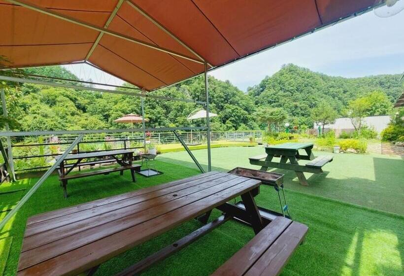 Gapyeong Chorok Jeongwon Gyegok Dokchae Pension