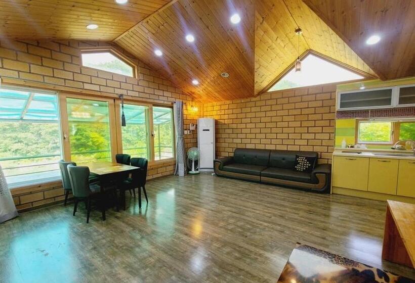 Gapyeong Chorok Jeongwon Gyegok Dokchae Pension