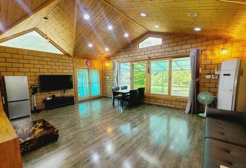 Gapyeong Chorok Jeongwon Gyegok Dokchae Pension