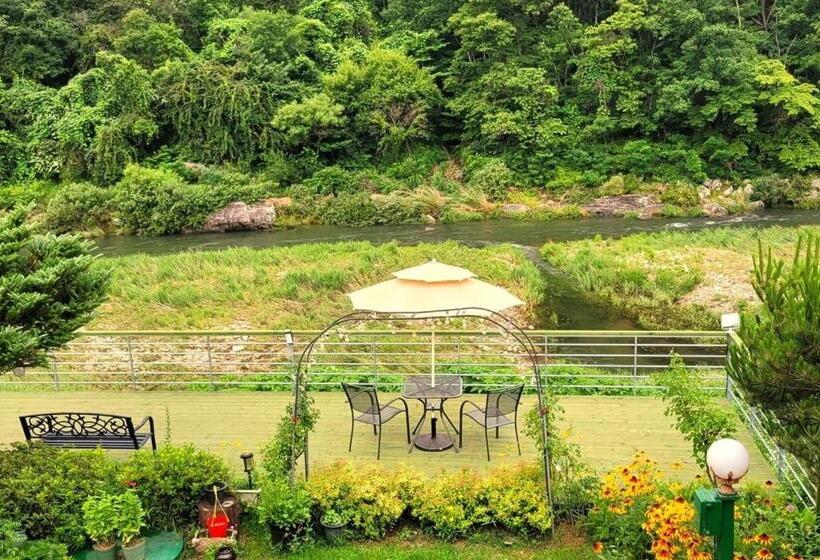 Gapyeong Chorok Jeongwon Gyegok Dokchae Pension