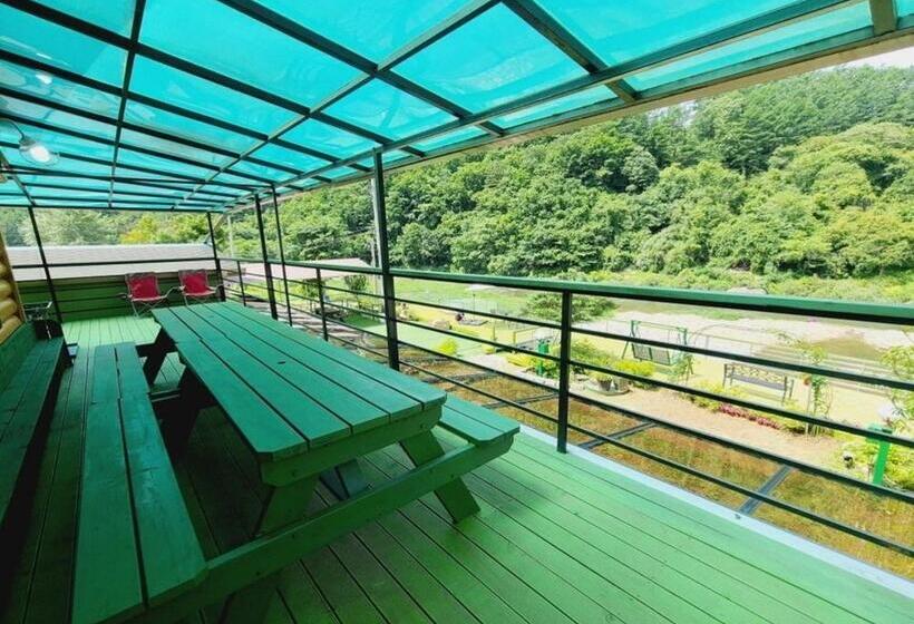 Gapyeong Chorok Jeongwon Gyegok Dokchae Pension