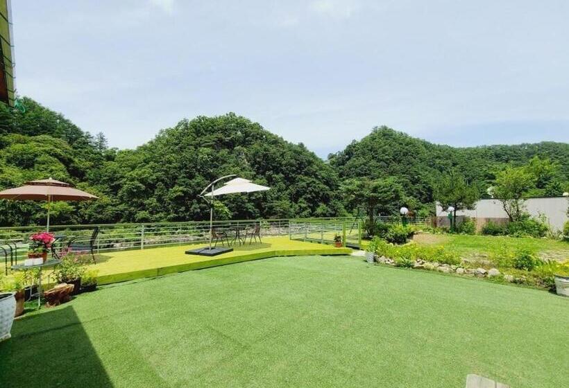 Gapyeong Chorok Jeongwon Gyegok Dokchae Pension