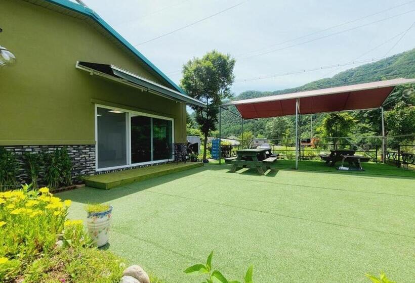 Gapyeong Chorok Jeongwon Gyegok Dokchae Pension