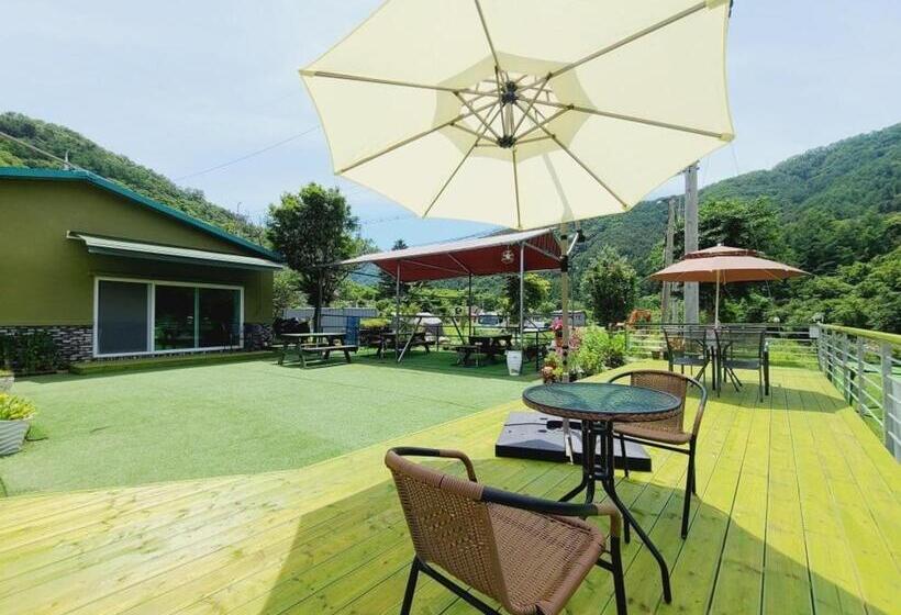 Gapyeong Chorok Jeongwon Gyegok Dokchae Pension