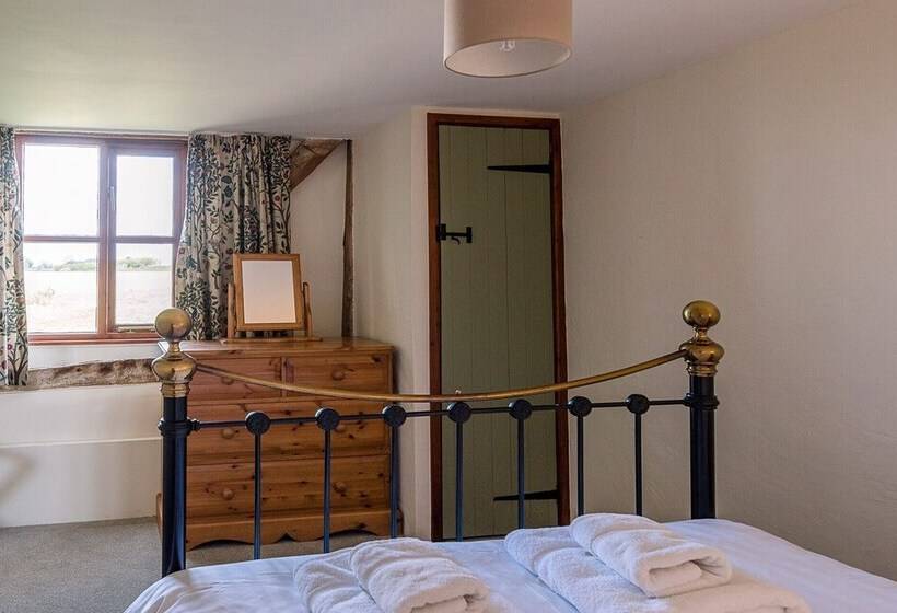 Granary Cottage, Valley Farm Barns Snape