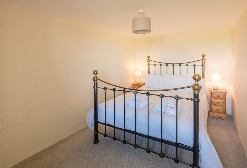 Granary Cottage, Valley Farm Barns Snape