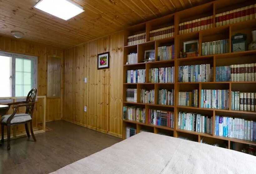 Gwangju Jongyeoul Pension