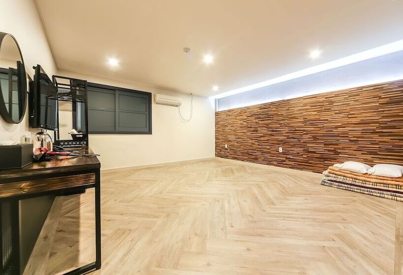 فندق على الطريق Gunsan H