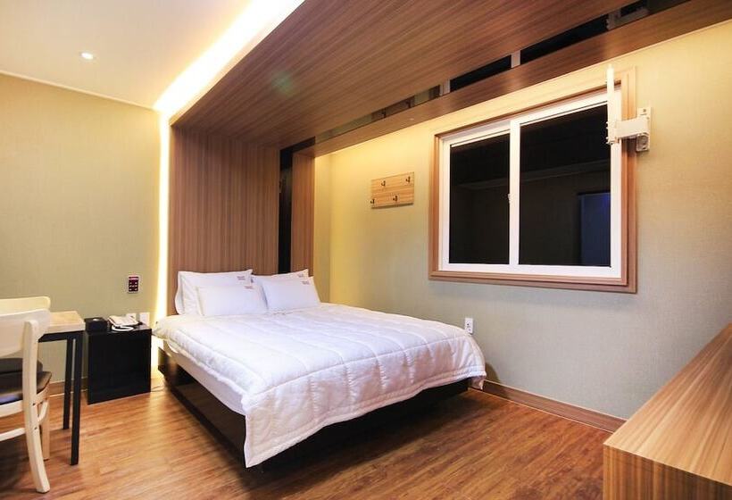 Мотель Gyeongju B And W