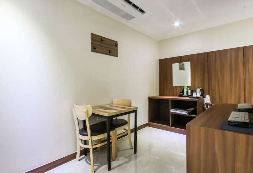 Мотель Gyeongju B And W