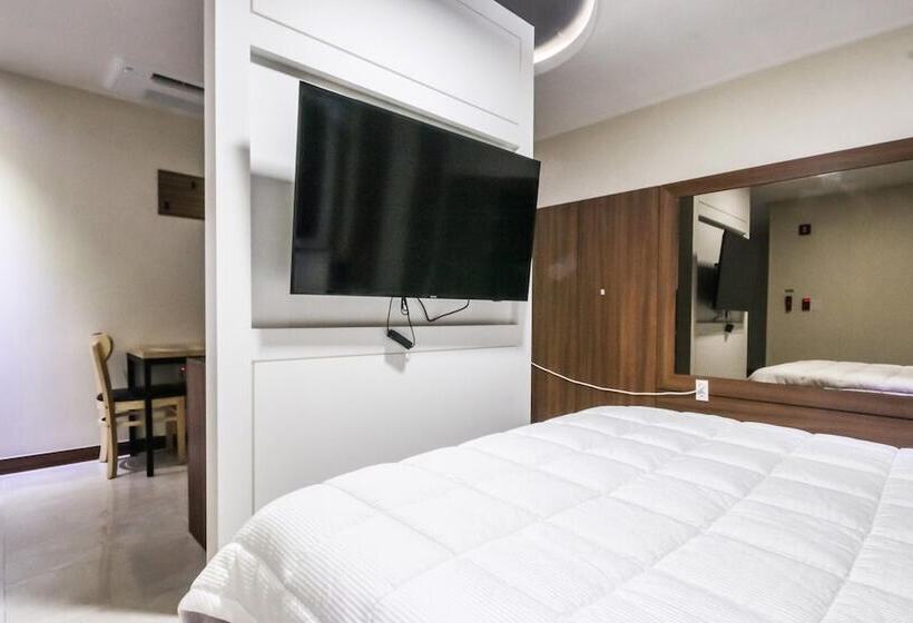 Мотель Gyeongju B And W