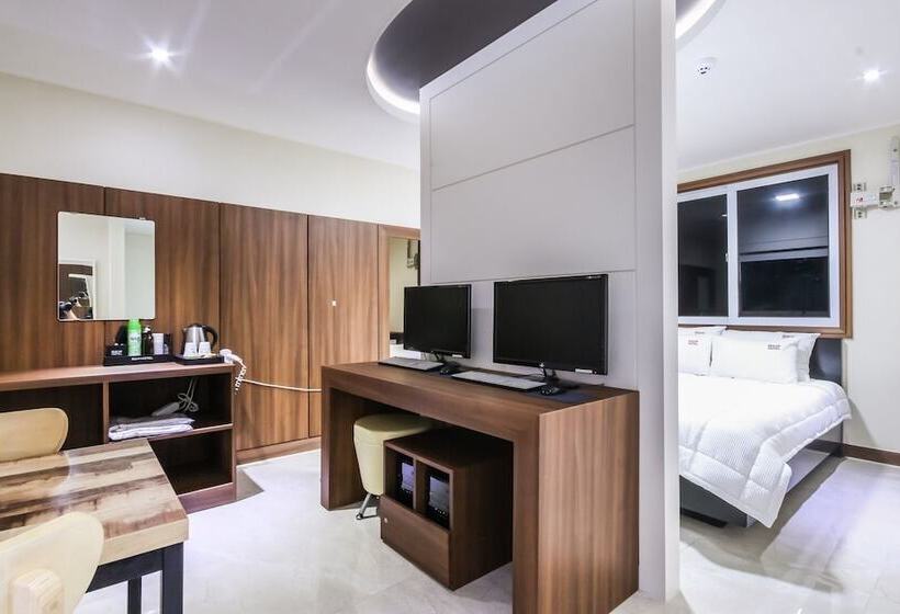 Мотель Gyeongju B And W