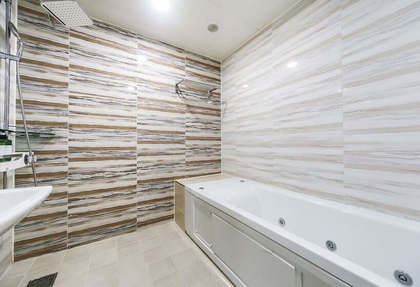 Мотель Gyeongju B And W