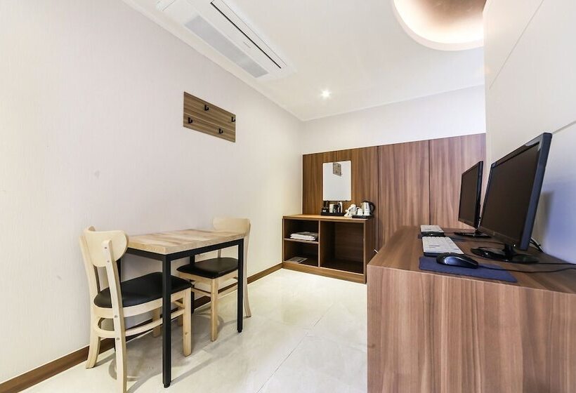 Мотель Gyeongju B And W