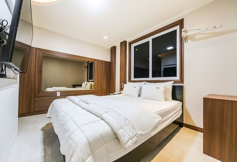 Мотель Gyeongju B And W