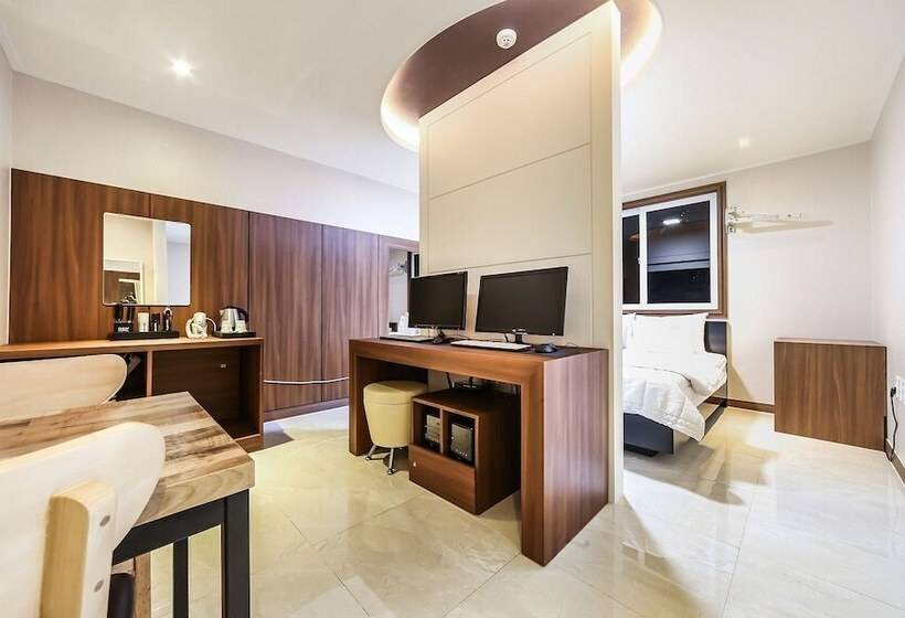 Мотель Gyeongju B And W