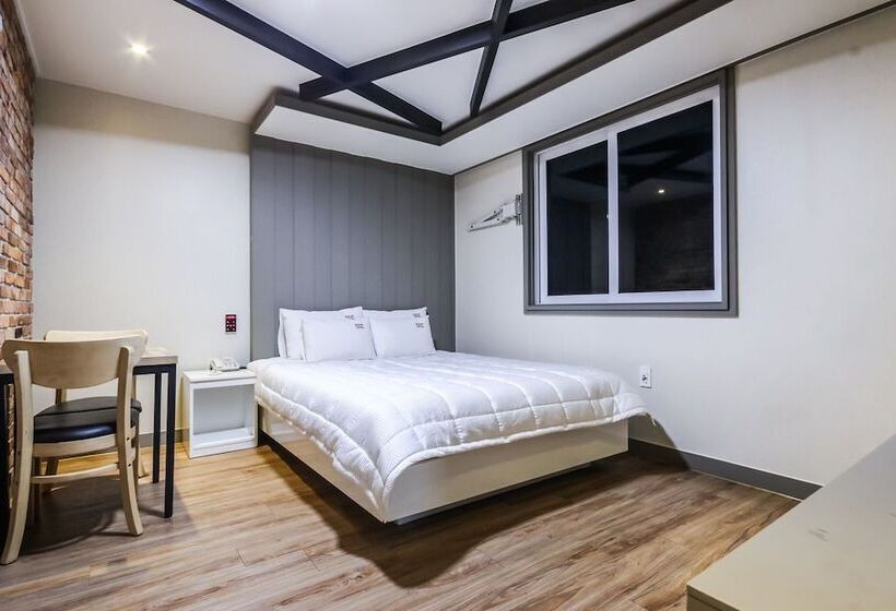 Мотель Gyeongju B And W