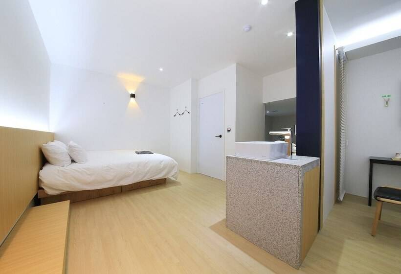 Motel Indeokwon Brownstone