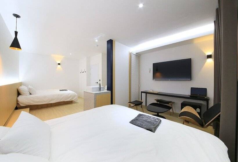 מוטל Indeokwon Brownstone