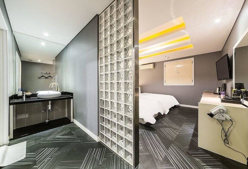 Motel Indeokwon Cello