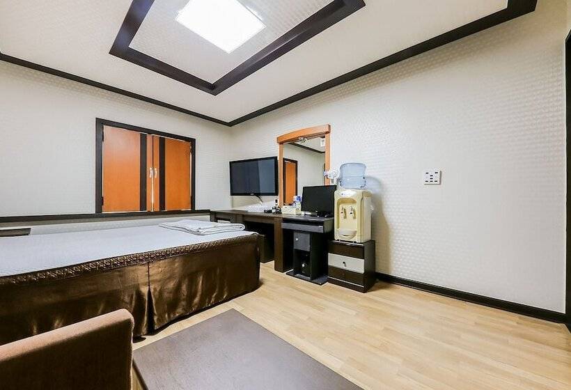 모텔 Jecheon The Wall