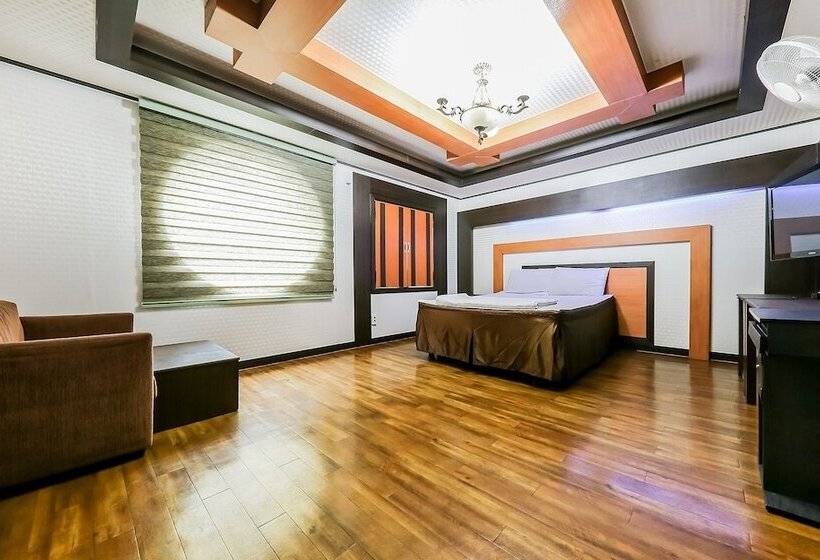 모텔 Jecheon The Wall