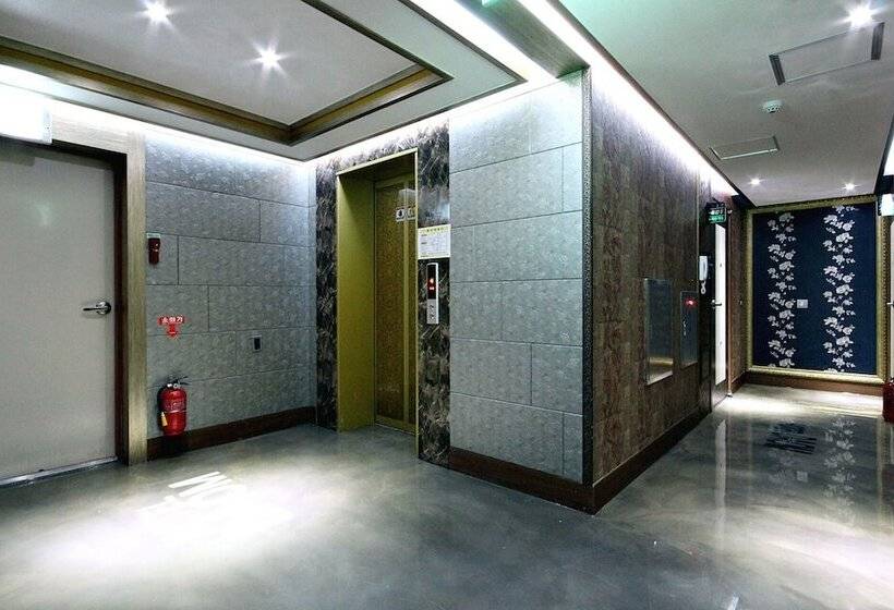 Мотель Jinju Hotel Daom