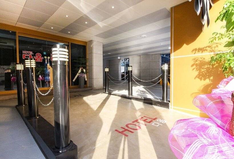 Мотель Jinju Hotel Daom