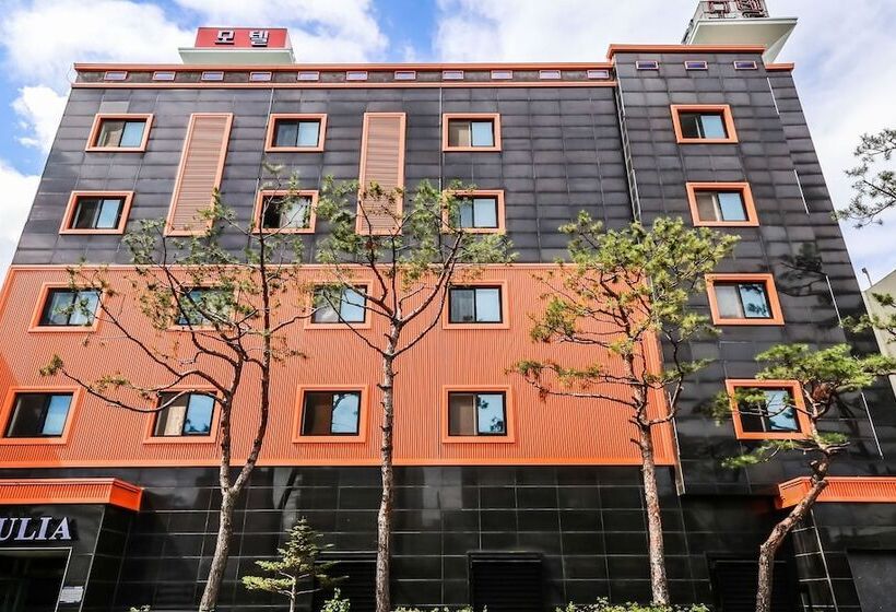 מוטל Julia Hongsung